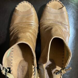 Bussola women's tan leather wedge buckle strappy sandals size 41/10